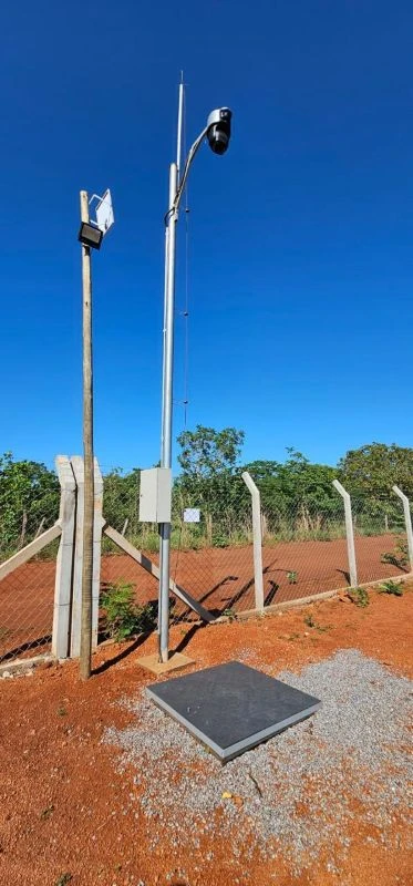 Poste para câmera de vigilância